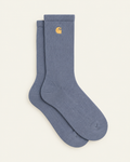 Carhartt Wip - Chaussettes Chase - Shady Blue & Doré — paire en packshot sur fond écru