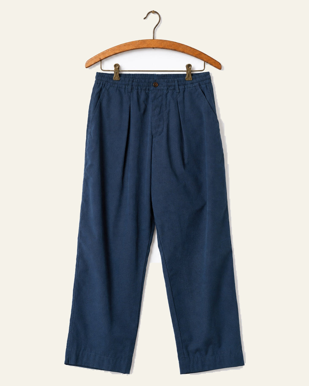 Universal Works - Pantalon Pleated Track Comfort - Marine - sur cintre