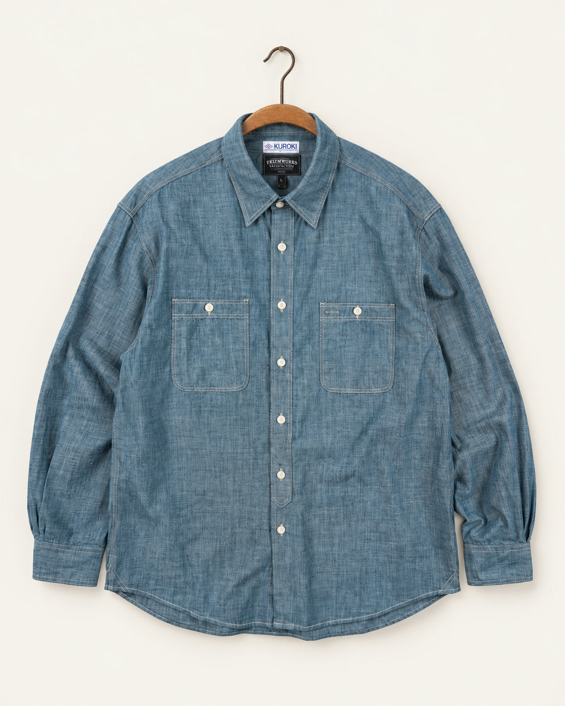Frizmworks - Chemise Kuroki Chambray - Bleu, vue de face sur cintre