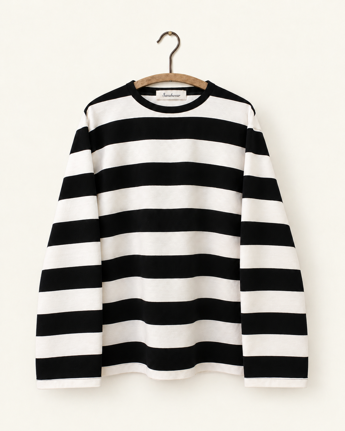 Sarahwear - T-Shirt Rayé - Noir & Blanc, vue de face sur cintre