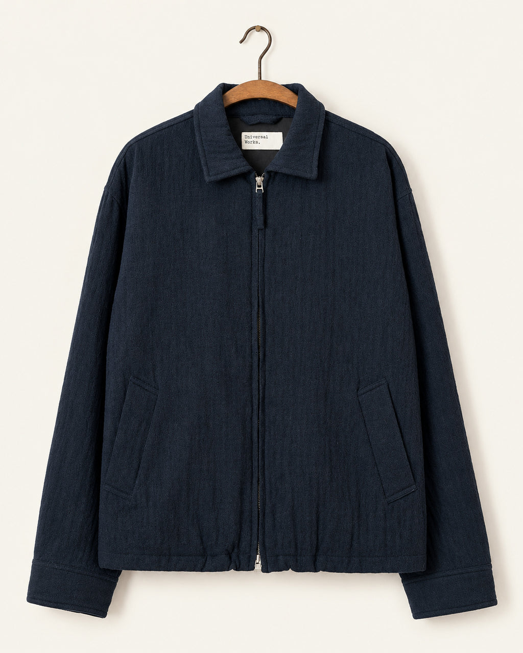 Universal Works - Veste Club - Marine, vue de face sur cintre