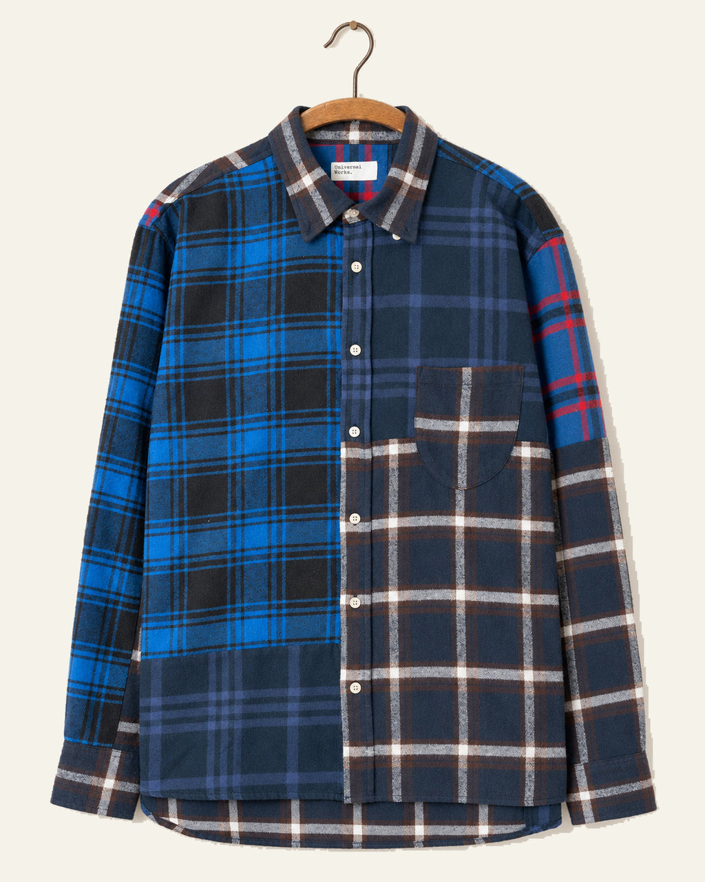 Universal Works - Chemise Lazy Day - Bleu, vue de face sur cintre