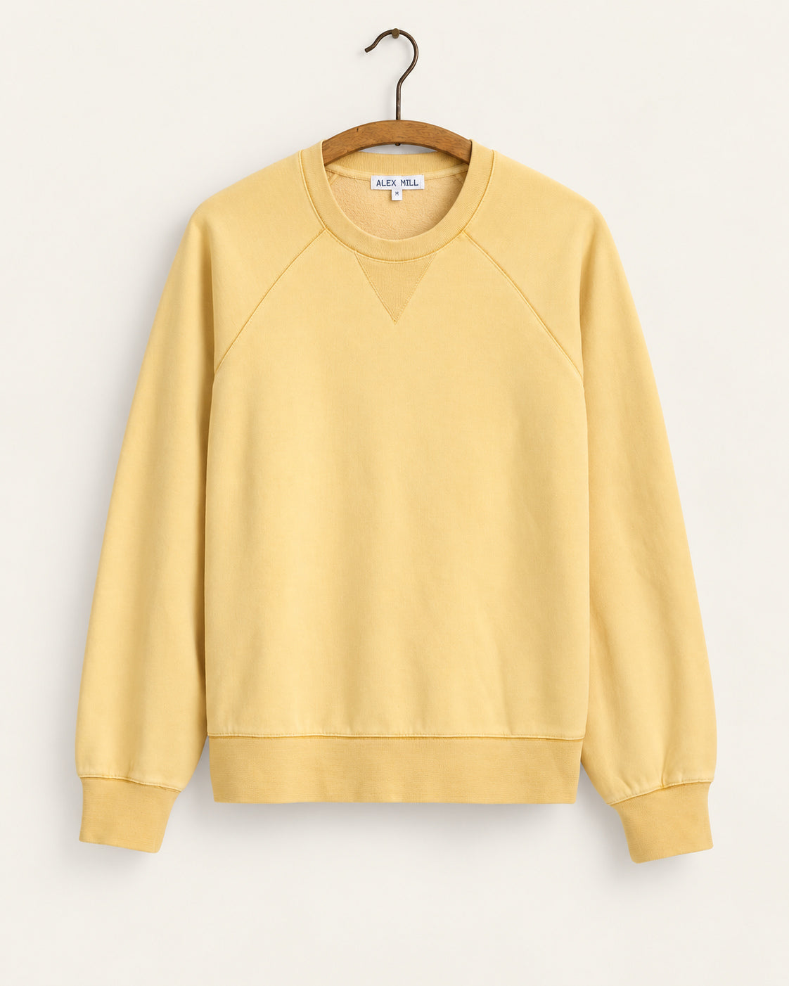 Alex Mill - Sweat Raglan en coton teint en pièce - Butter, vue de face sur cintre