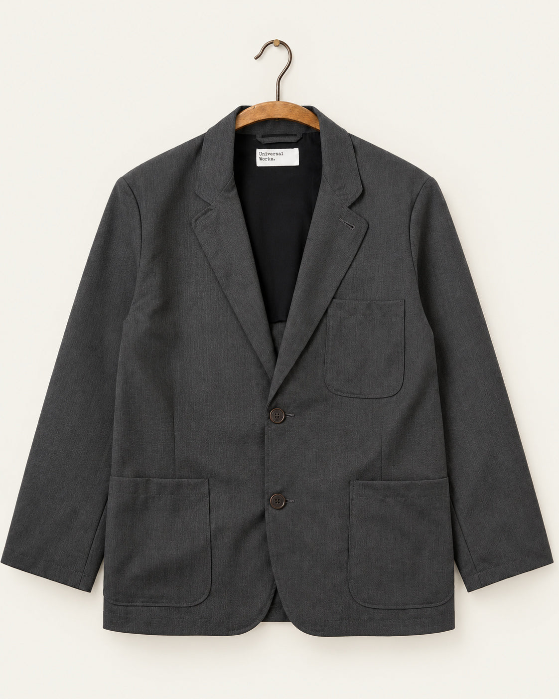 Universal Works - Veste Two Button - Charbon, vue de face sur cintre