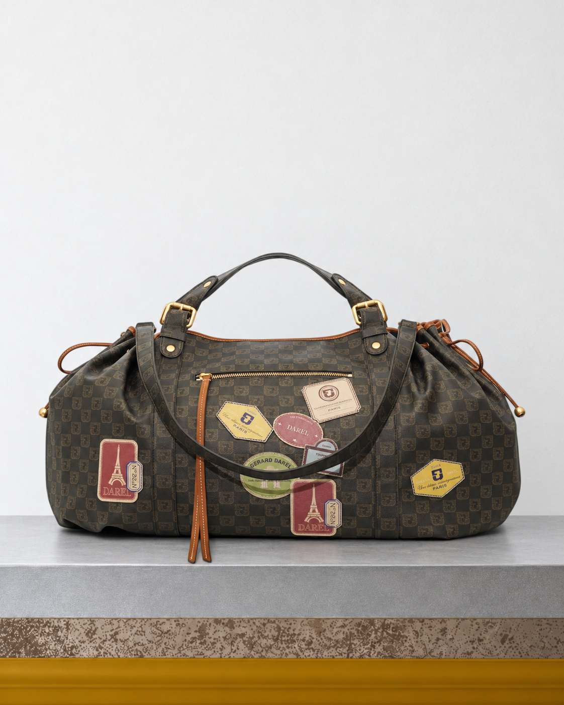 Merci x Gerard Darel - Sac De Voyage En Toile Enduite Et Cuir Signé De Patchs Imprimés 72H - Multicolore sur le banc