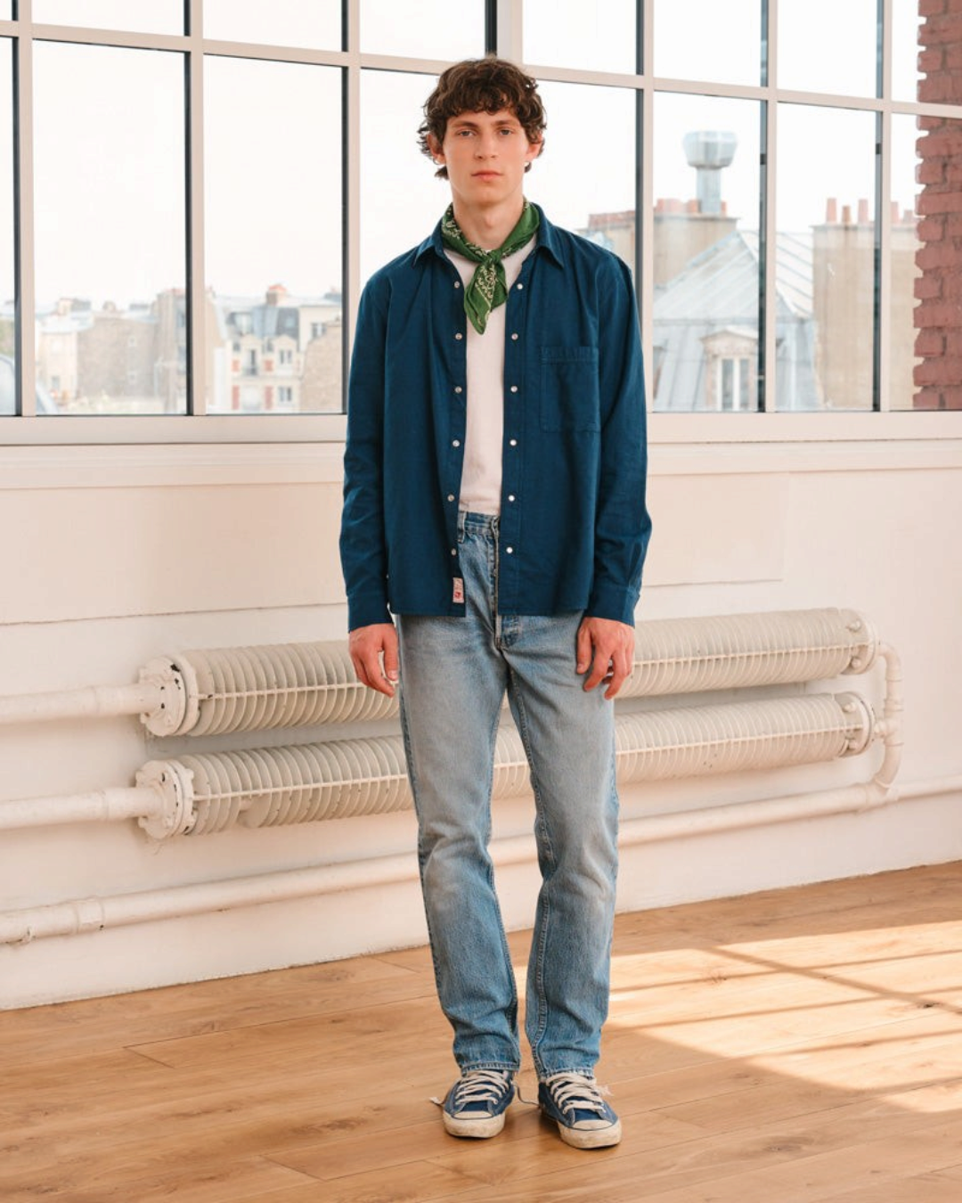 Homme portant une chemise Merci Paris Pietro en flanelle bleu marine avec poche poitrine et col boutonné