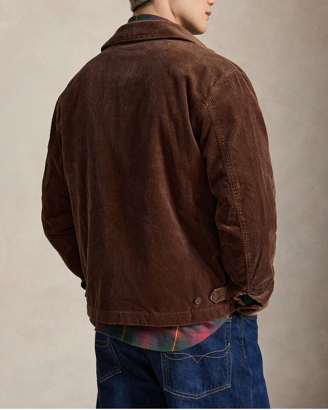 Homme portant une veste Merci Paris Ralph Lauren en velours côtelé marron avec détails en cuir, vue de dos
