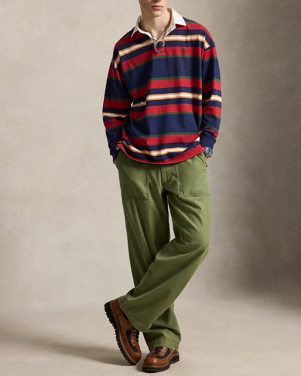 Homme portant une chemise de rugby rayée Merci Paris Ralph Lauren en coton avec col blanc et logo brodé