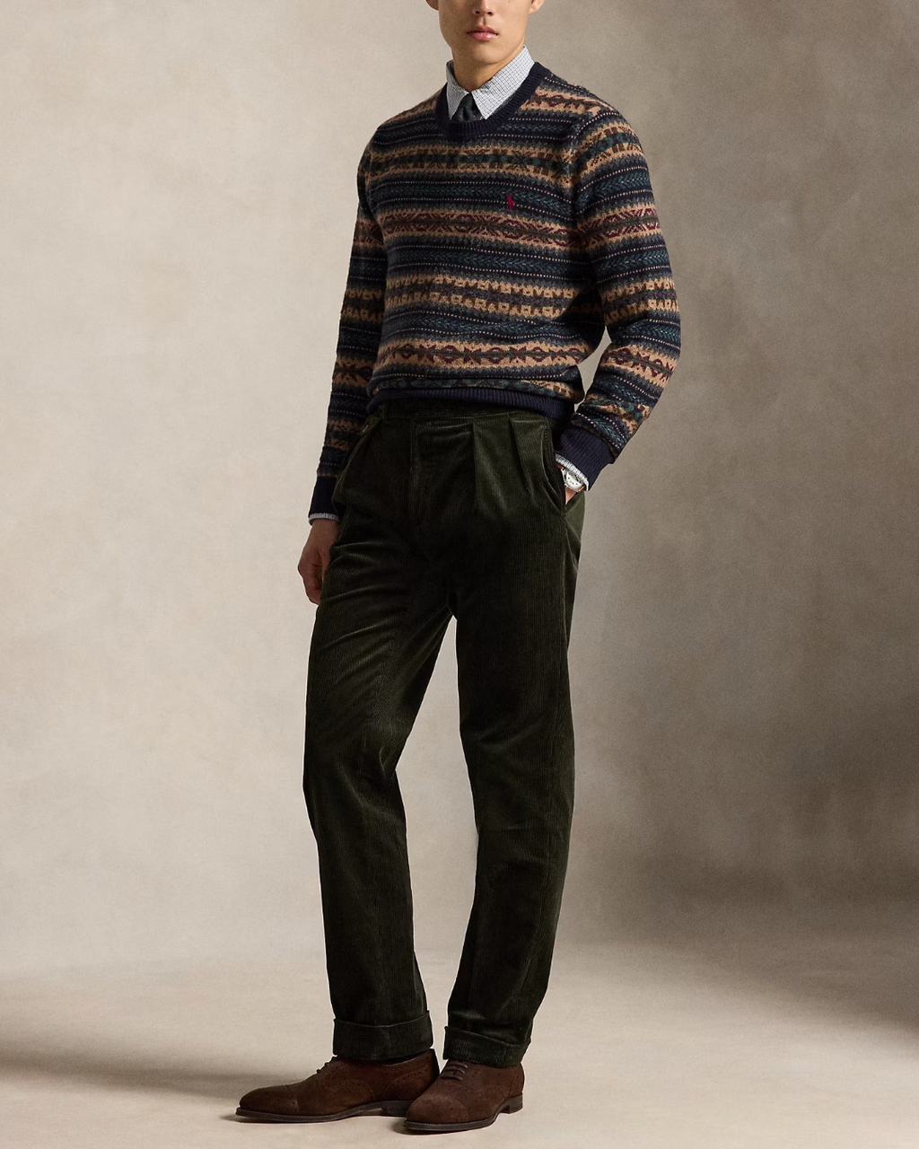 Homme portant un pull en laine Ralph Lauren à motif Fair Isle marine avec un pantalon en velours Merci Paris