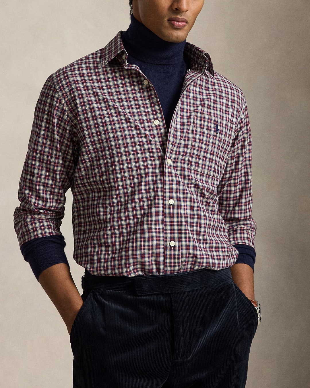 Homme portant une chemise Merci Paris Ralph Lauren en popeline écossaise rouge et crème sur un col roulé bleu marine