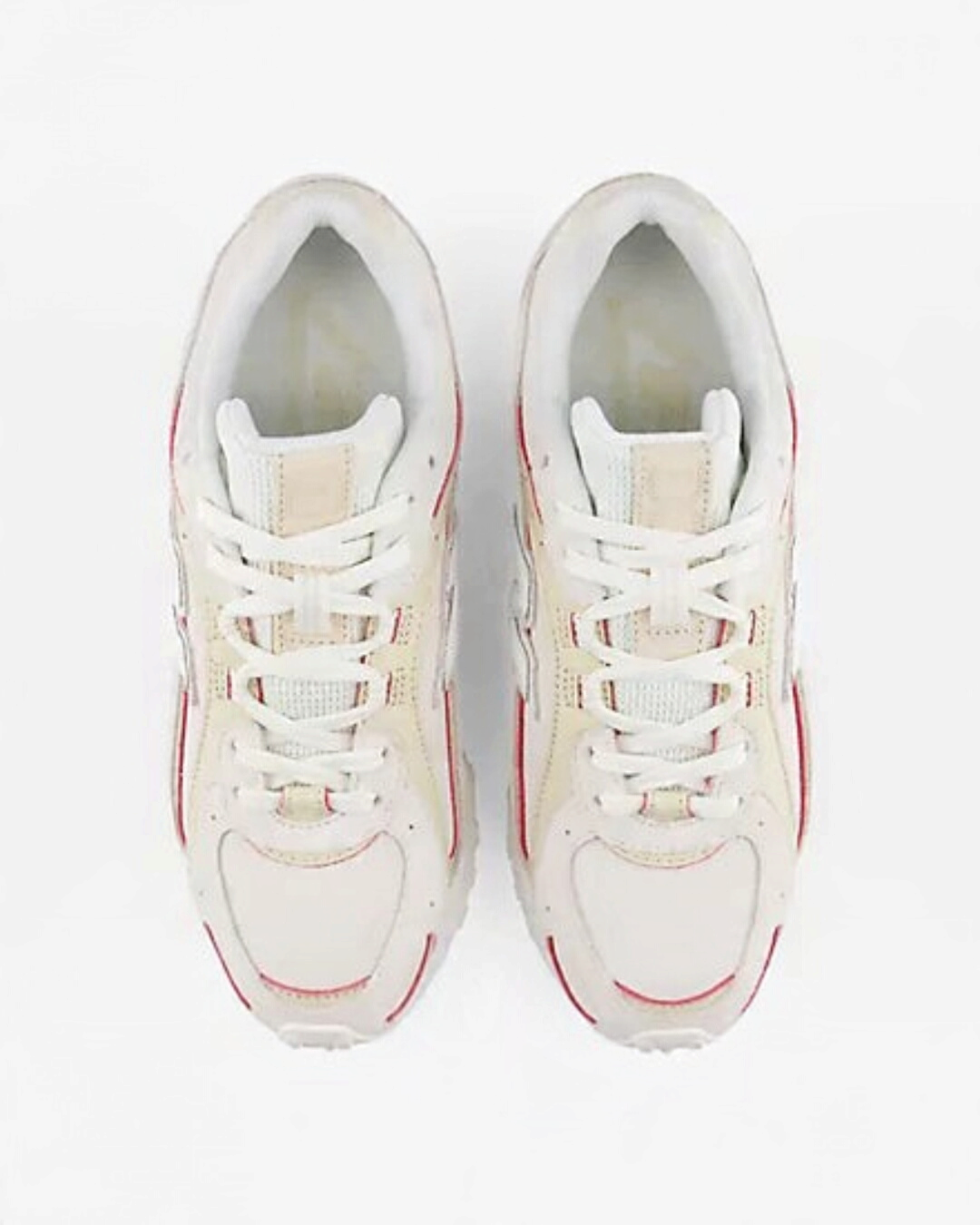 Baskets New Balance 204L Merci Paris couleur Sea Salt en daim et cuir avec détails rouges et lacets blancs