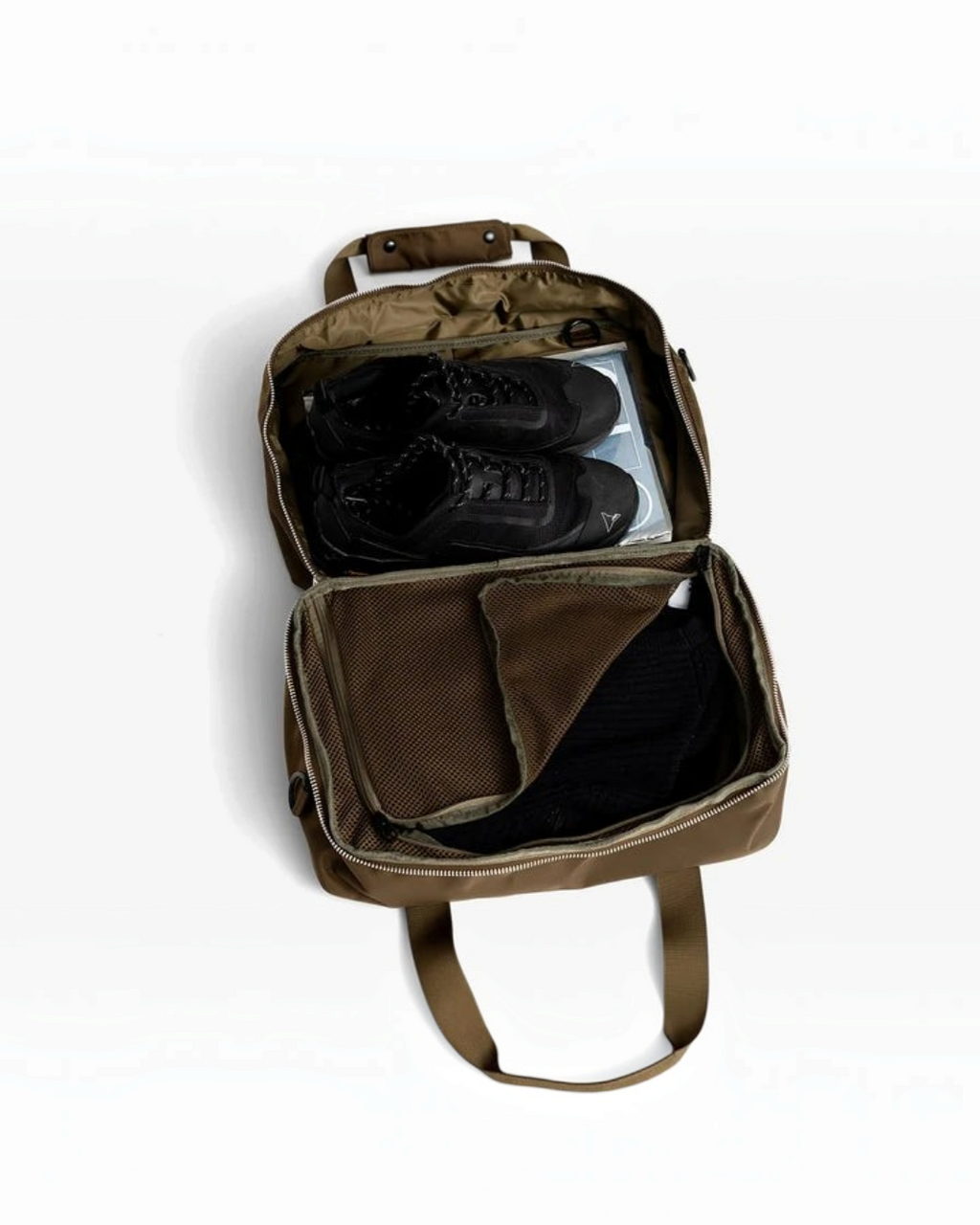 Sac de voyage Merci Paris AY Studios 18L kaki en nylon recyclé ouvert avec chaussures et vêtements à l'intérieur